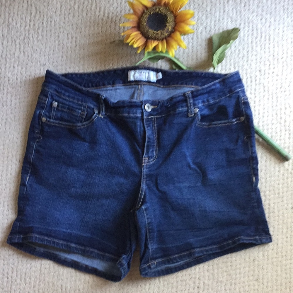 Torrid stretchy jean shorts